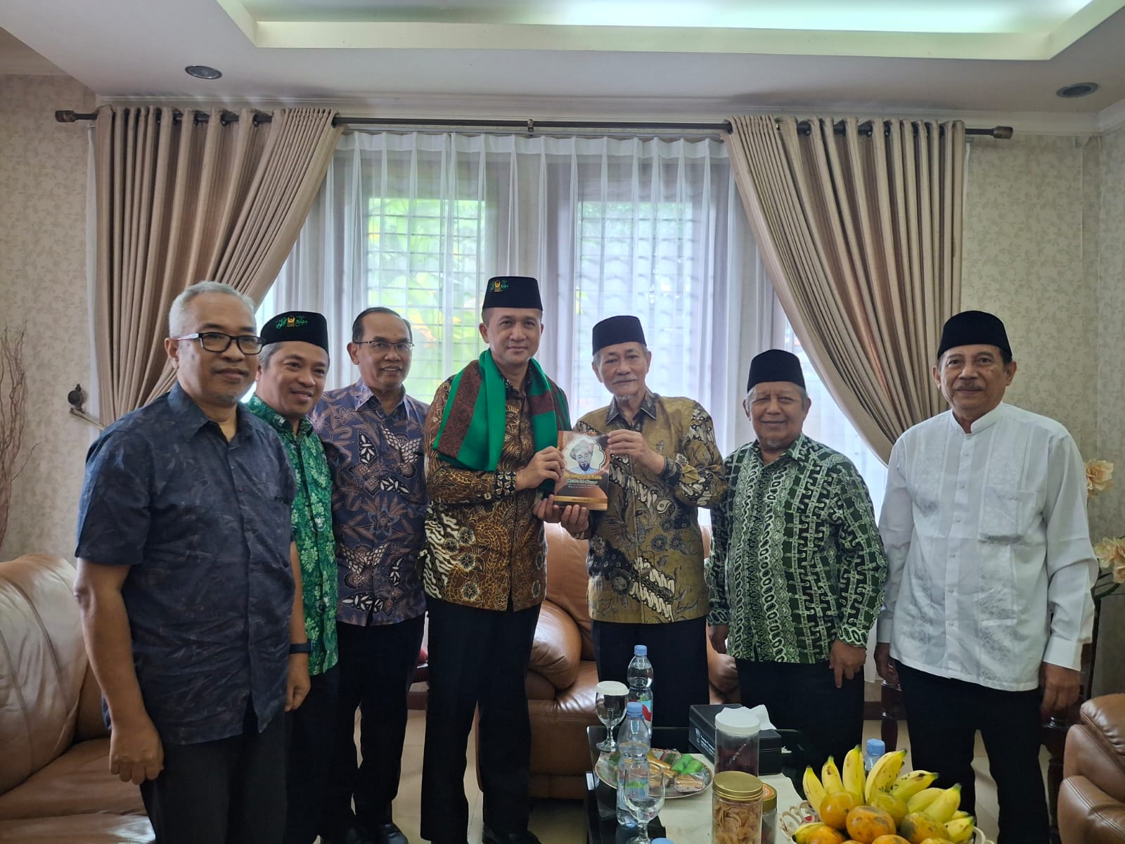 Menteri Transmigrasi Iftitah Sulaiman Bersilaturahmi dengan Ketum PBMA KH. Embay Mulya Syarief, Siap Berkontribusi untuk Mathla’ul Anwar