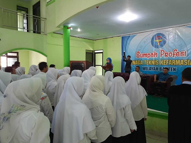 Alumni Program Studi Farmasi Fakultas Sains Farmasi Kesehatan (FSFK) Unma Banten Gelar Acara Sumpah Profesi Tenaga Teknis Kefarmasian Wilayah Banten.